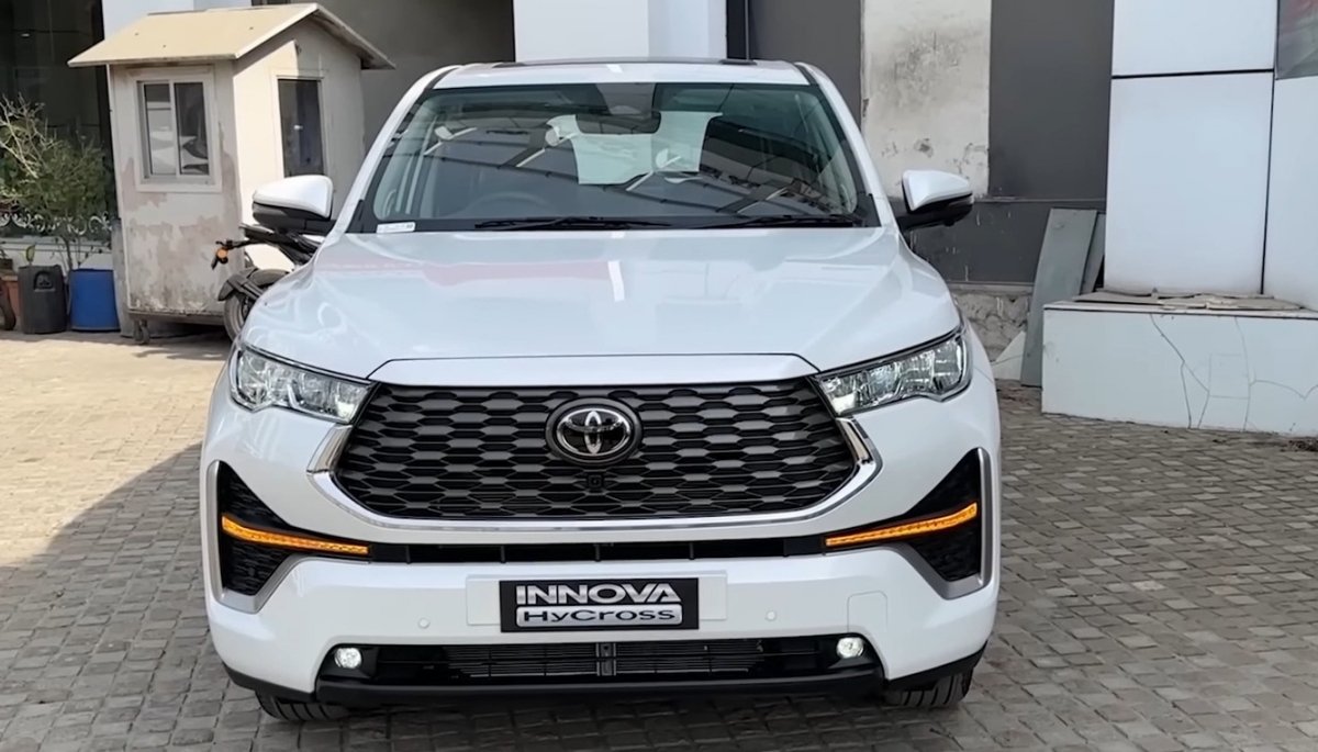 Toyota Innova Hycross Car