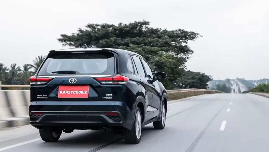 19.77 लाख में Beautiful Design वाली Toyota Innova Hycross Car, खरीदें लग्जरी फीचर्स के साथ Toyota Innova Hycross Car