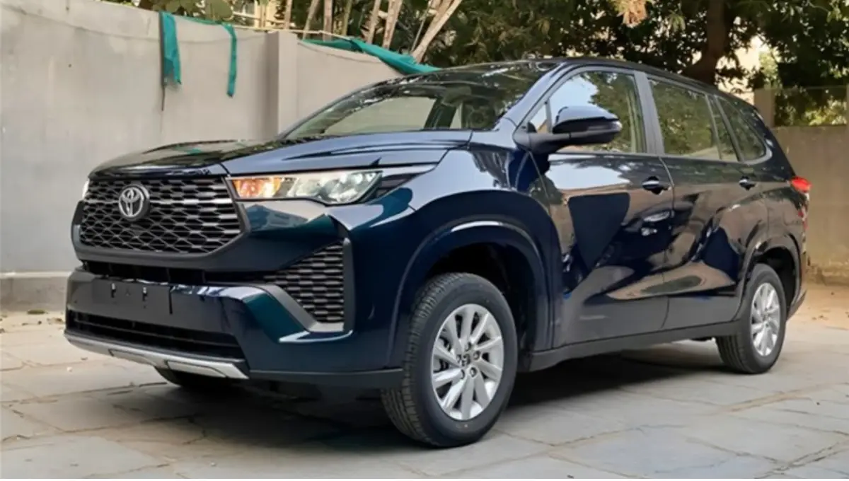 Toyota Innova Hycross Car