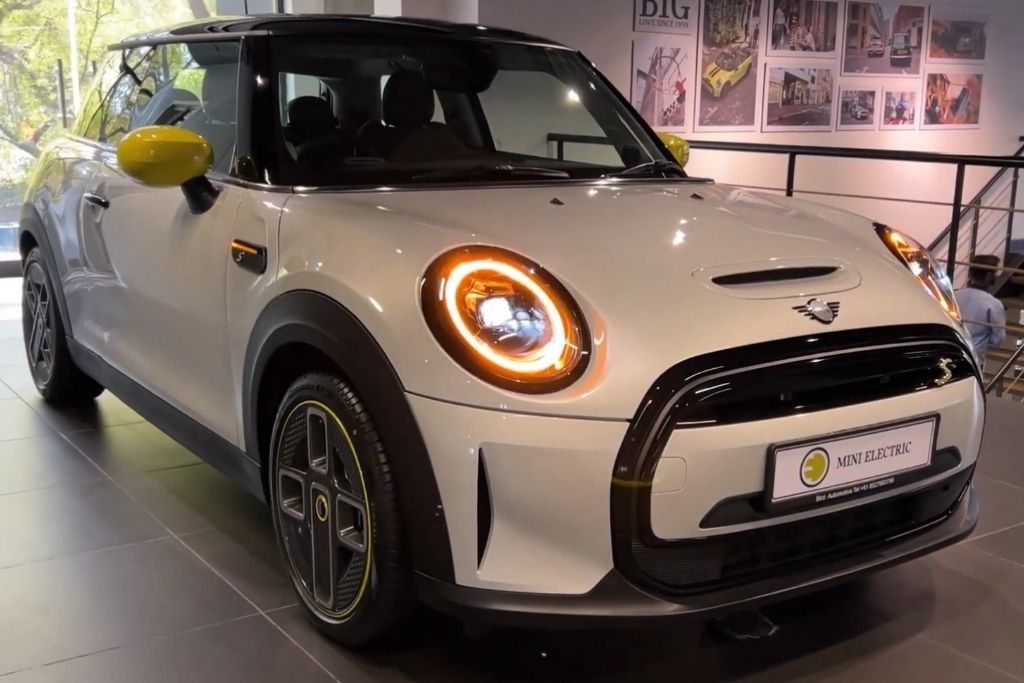 Mini Cooper SE EV Car 