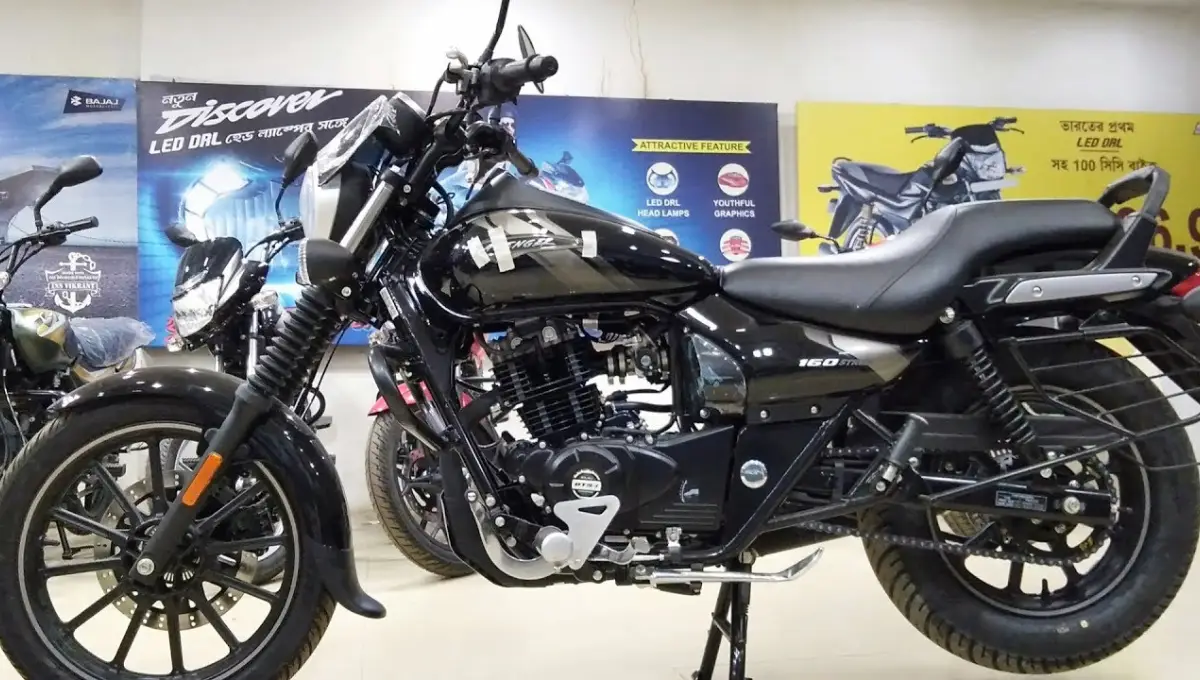 bajaj avenger 220 street