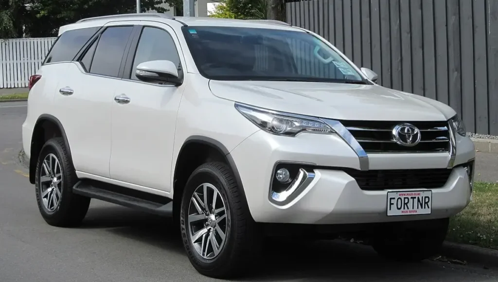 Toyota Fortuner: ₹44.72 लाख में प्रीमियम लुक, हाइब्रिड इंजन और दमदार माइलेज के साथ हुई लॉन्च, फैमिली के लिए Best SUV toyota fortuner