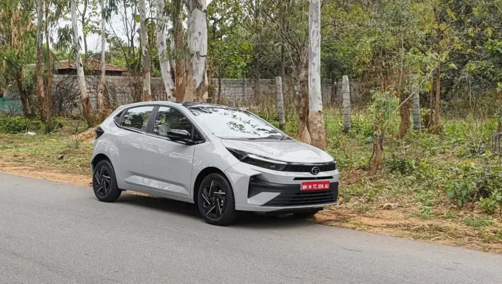 Tata Altroz 2025: Mahindra से 100 गुनी सेफ्टी के साथ लाॅन्च हुई, 25KMPL माइलेज वाली, दमदार इंजन और Luxury Look के साथ tata altroz 2025