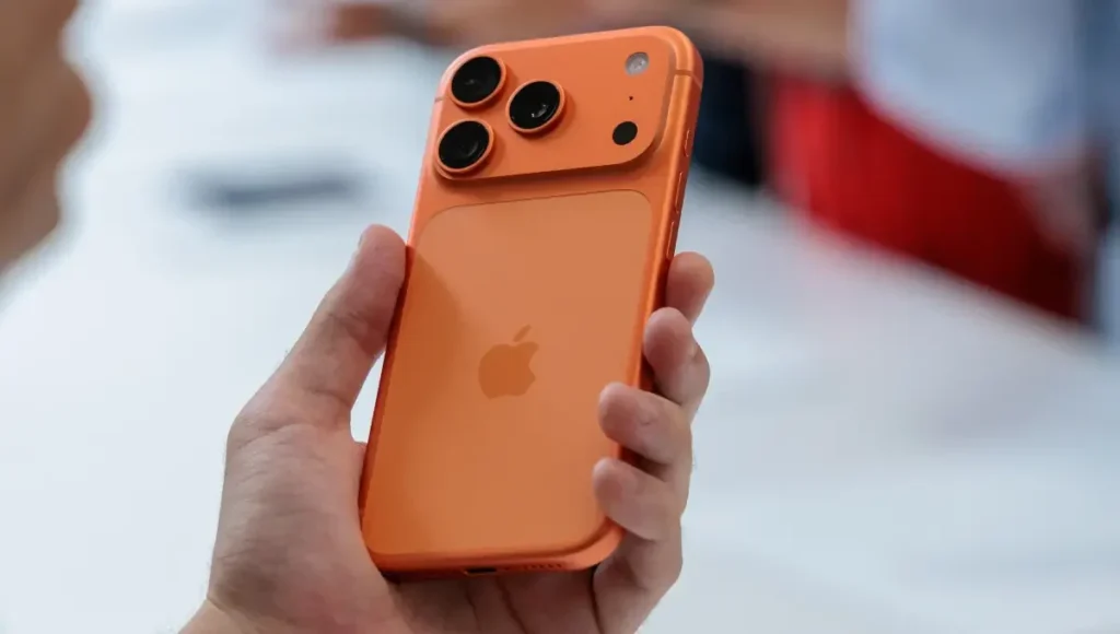 Apple iPhone 17 Pro: नया युग, नई ताकत— जानिए क्यों बना यह फोन प्रीमियम स्मार्टफोनों की नई पहचान, देखिए Luxury Camera Apple iPhone 17 Pro
