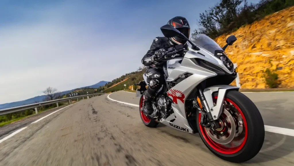 Suzuki GSX-8R: दमदार स्पोर्ट्स बाइक, Luxury डिजाइन और पावरफुल परफॉर्मेंस का परफेक्ट मेल Suzuki GSX-8R